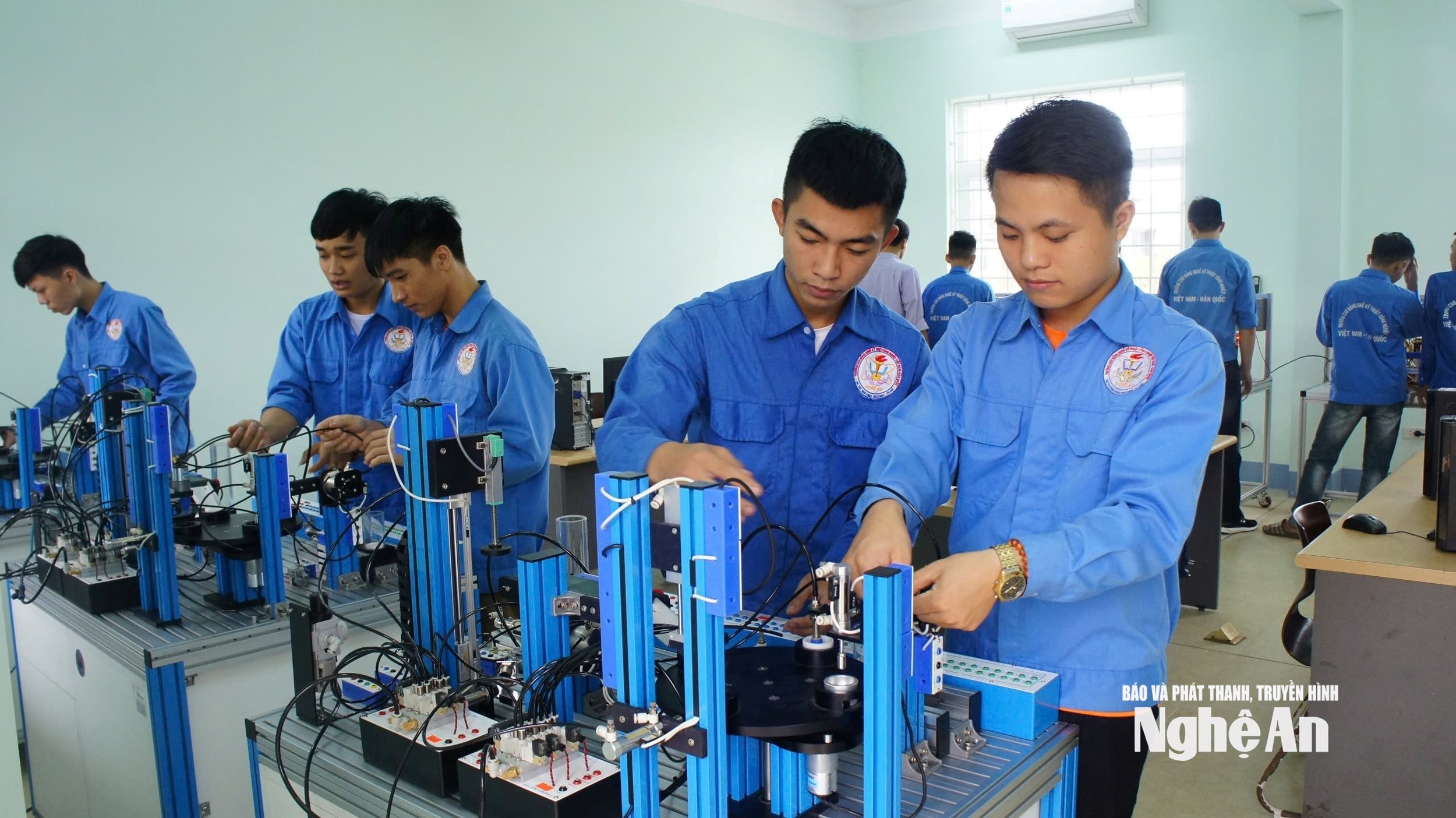 bna_hoc-sinh-truong-viet-han.jpg