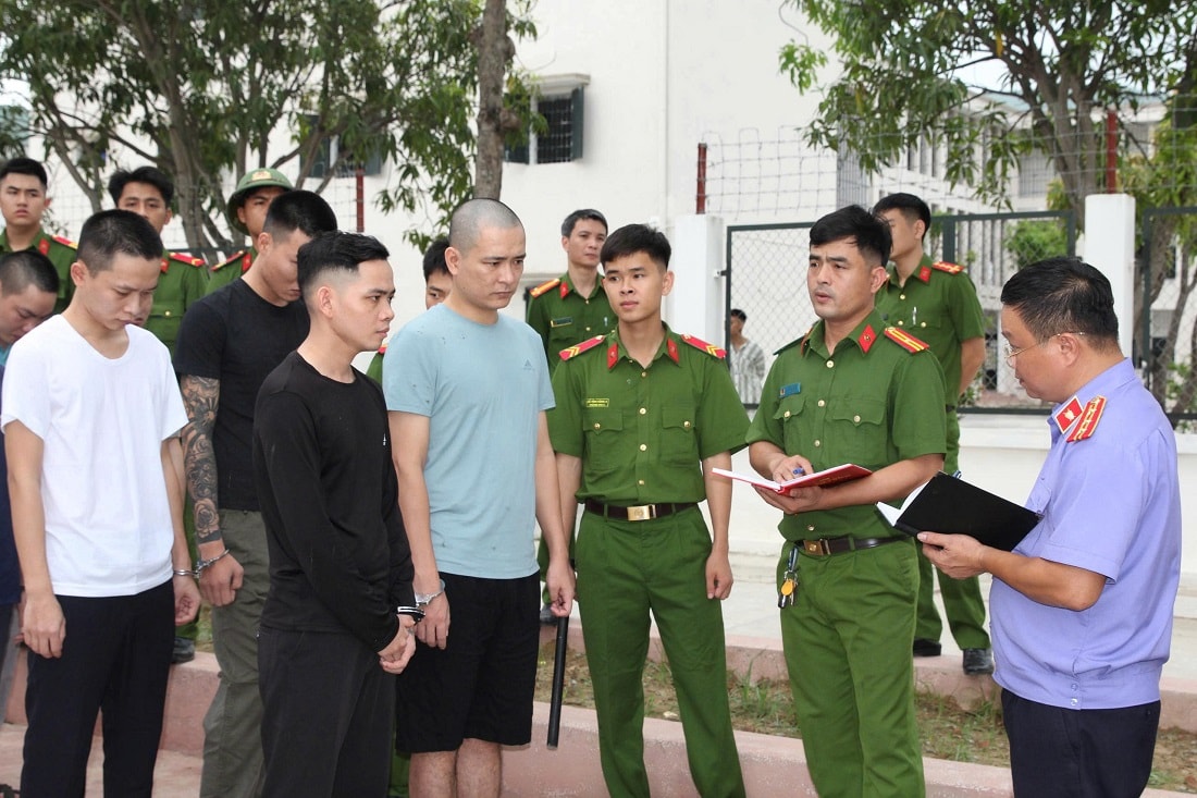 Cơ quan chức năng lấy lời khai các đối tượng trong đường dây tội phạm lừa đảo xuyên Quốc gia. Ảnh: Văn Hậu