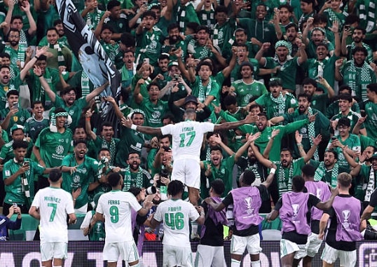 Các cầu thủ Al Ahli ăn mừng sau bàn thắng nâng tỷ số lên 2-1.