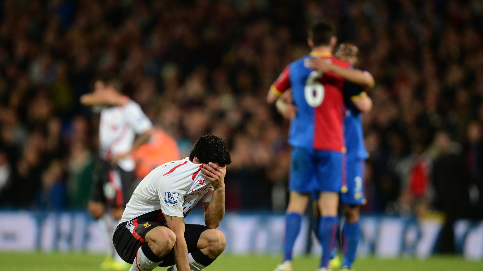 Nỗi buồn của các cầu thủ Liverpool sau trận hòa tai hại trước Crystal Palace năm 2014.