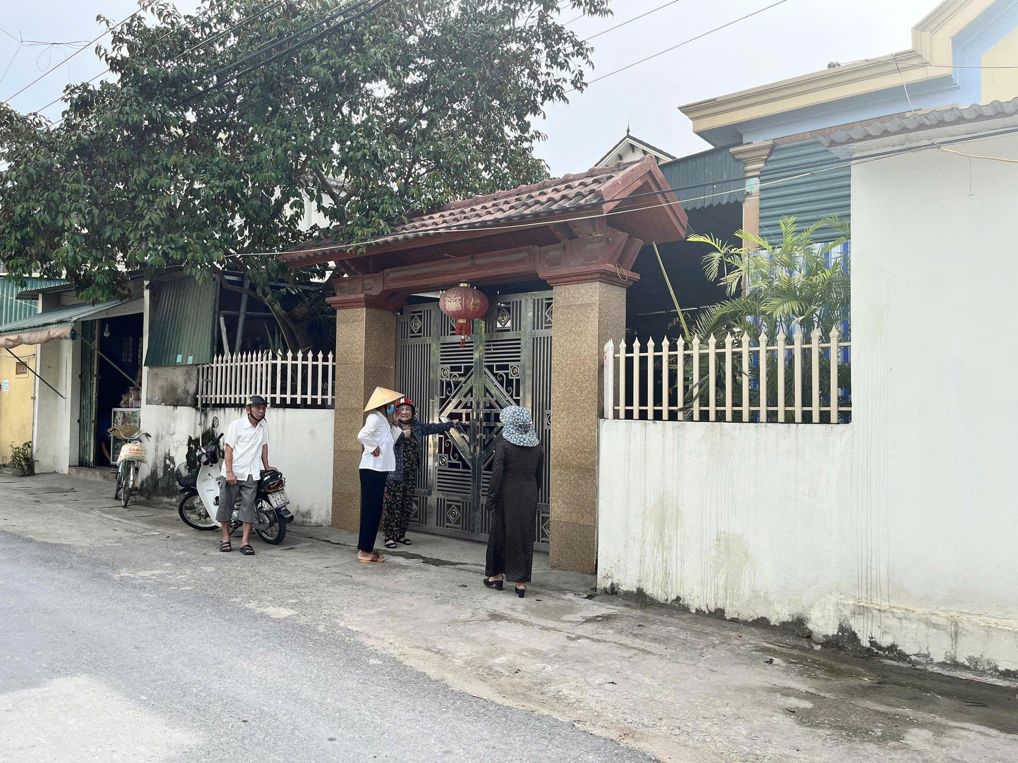 Căn nhà của chủ phường nằm giữa xóm, suốt nhiều năm nay cửa thường đóng im lìm. Trong khi, ngoài cổng nhiều người dân vẫn miệt mài tìm đến cầu mong sự thương hại. Ảnh: Tiến Hùng