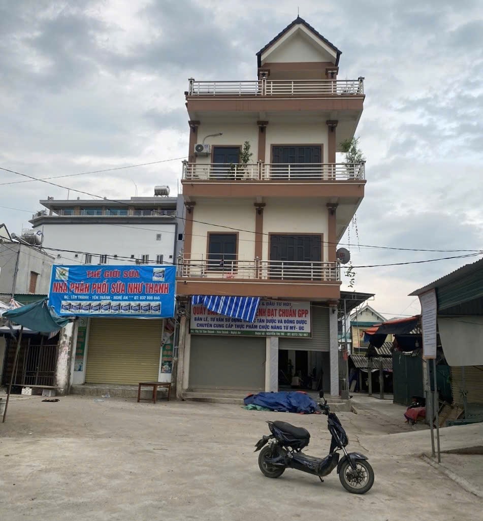 Căn nhà cao tầng tại xóm chợ mà chủ phường để lại trước khi ôm tiền rời đi. Ảnh: Tiến Hùng