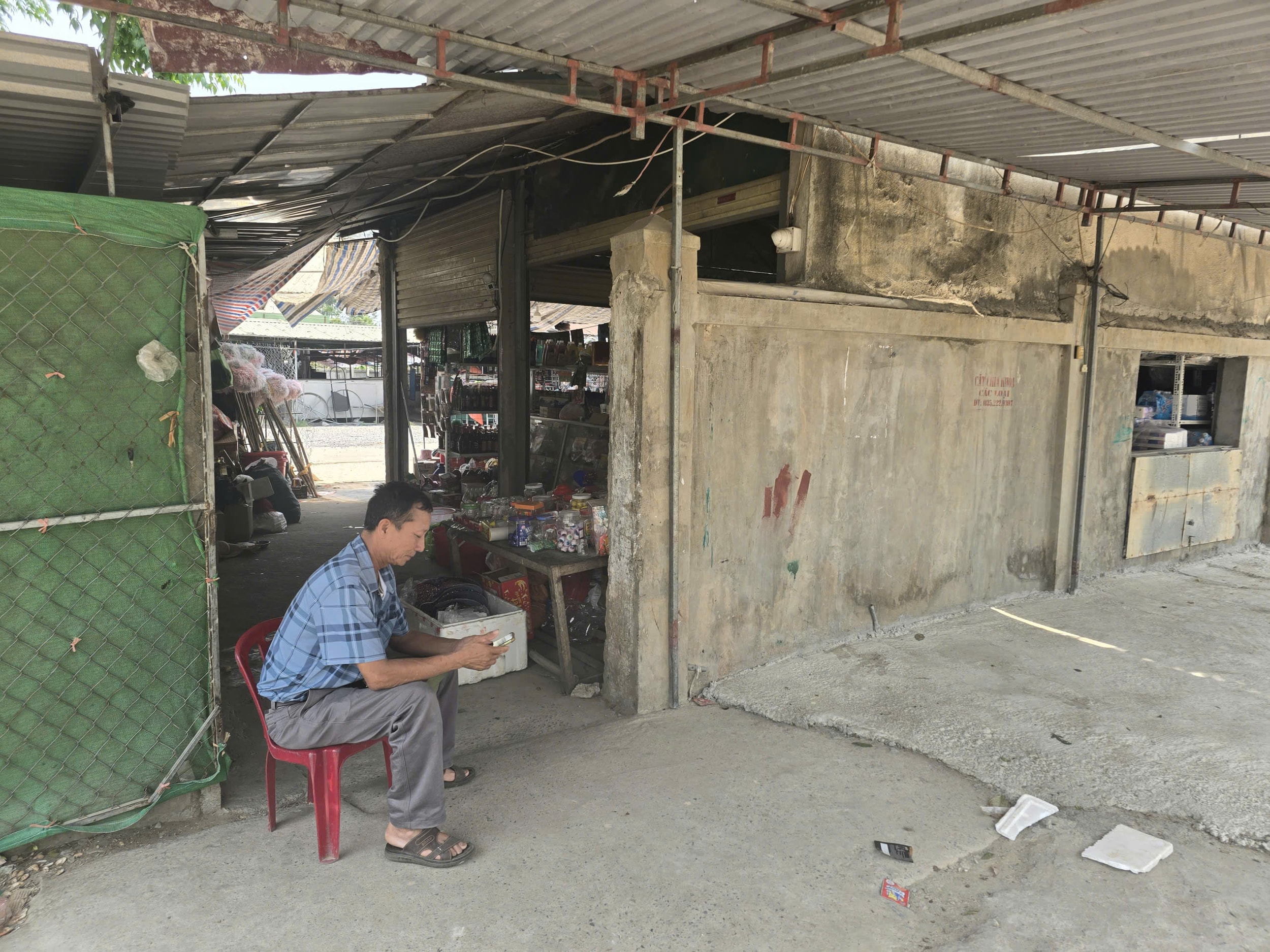 Vợ chồng ông Thao sống trong căn nhà xập xệ, có gian tạp hóa nhỏ dùng làm kế sinh nhai. Bao nhiêu tiền tiết kiệm trong suốt hàng chục năm qua, vợ chồng ông đều đổ vào các dây phường, để rồi mất trắng. Ảnh: Tiến Hùng