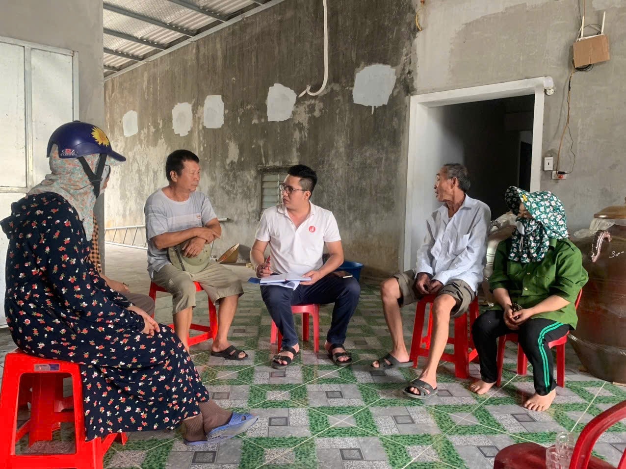 Những người mất tiền cho chủ phường ở xóm Đình Phụng phần lớn là người già, có nhiều người gia cảnh khó khăn, khuyết tật. Ảnh: T.H