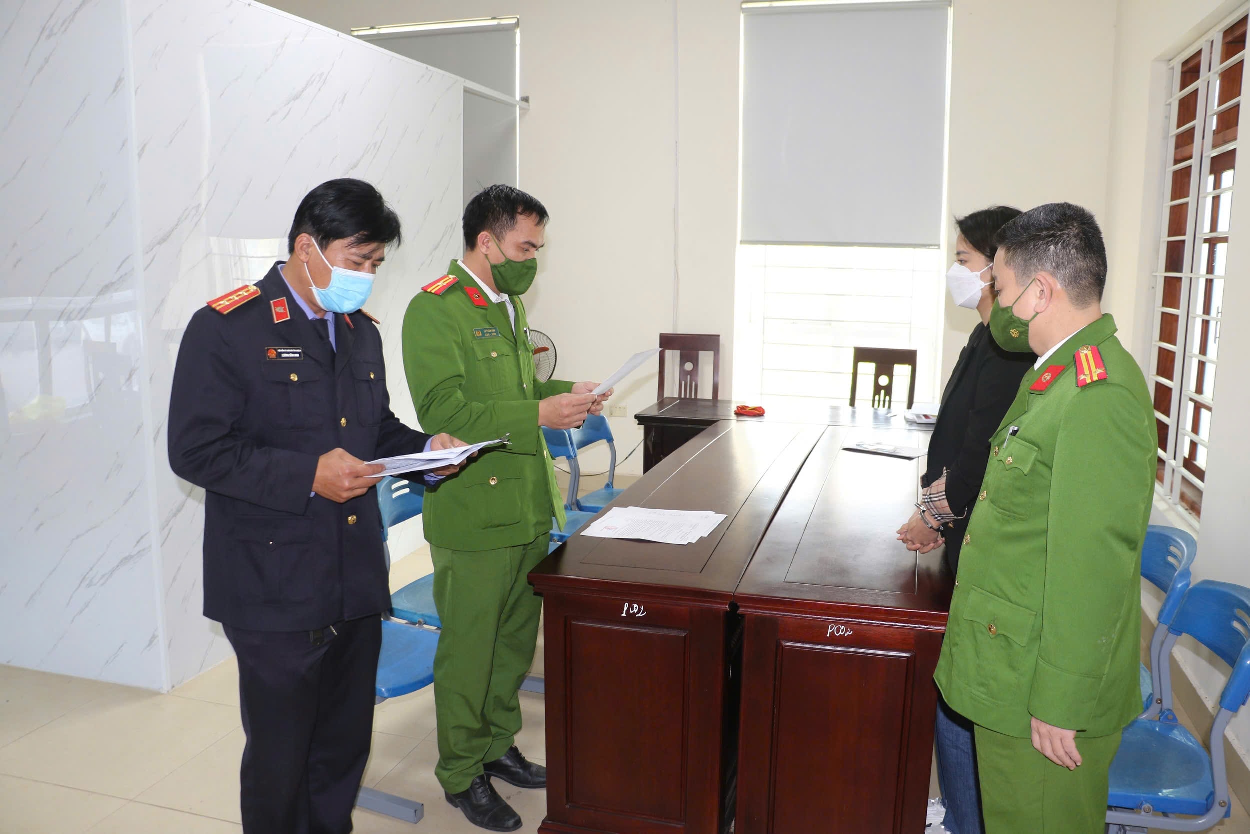 Công an Nghệ An đọc lệnh bắt 1 chủ phường hụi ở TP Vinh (cũ) vào năm 2022. Ảnh tư liệu