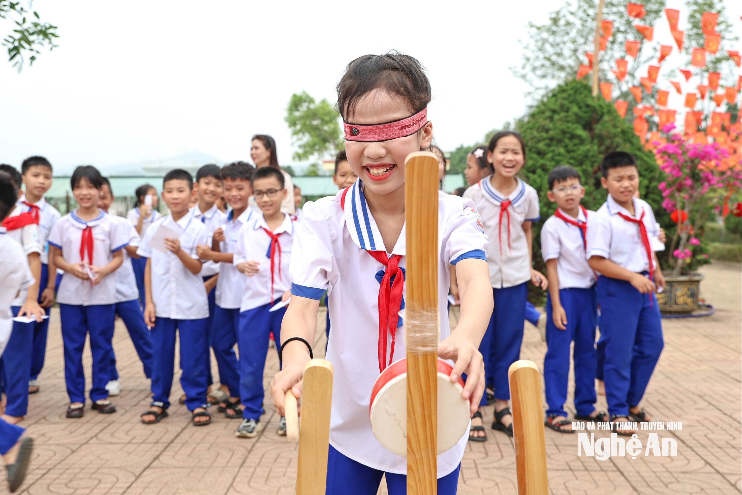 Các em học sinh hào hứng tham gia các trò chơi ngày hội tại sự kiện. Ảnh: VSF