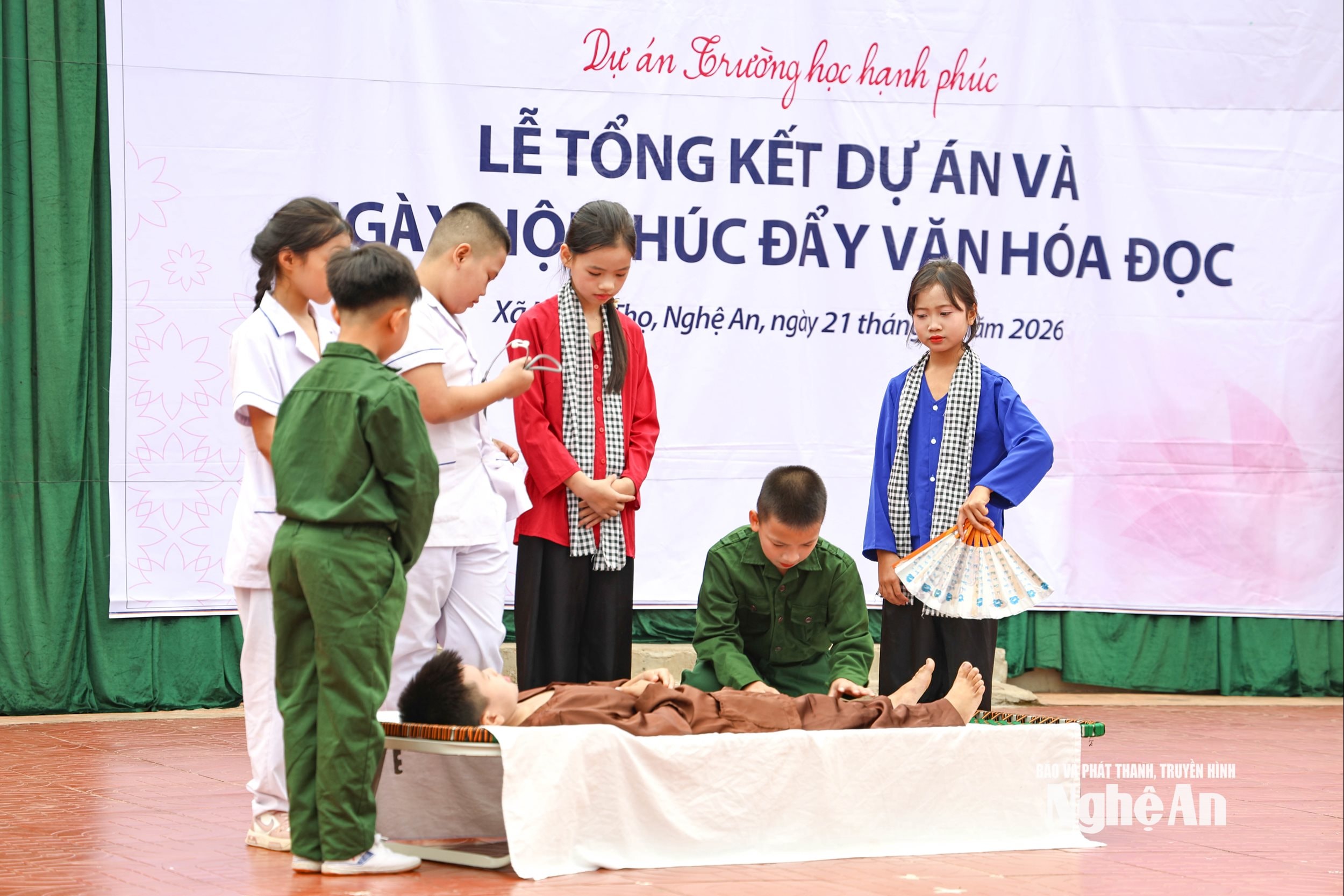 7. Học sinh diễn kịch chia sẻ về sách