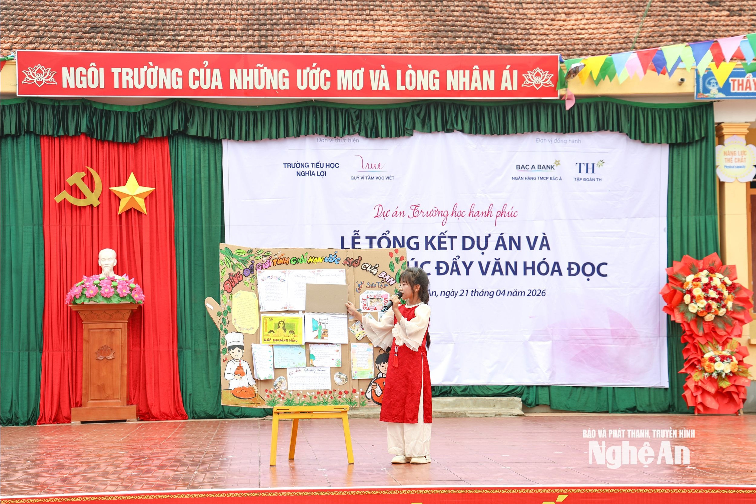 9. Đại diện lớp 4A trình bày sản phẩm về đề tài bình đẳng giới đạt giải nhất hạng mục bích báo