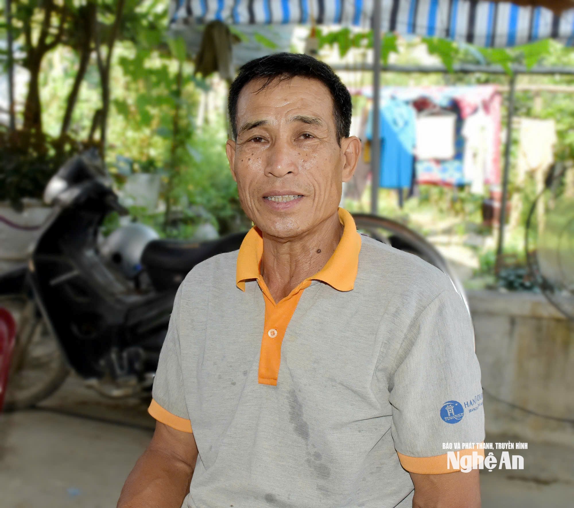 Ông Ngô Đức Phượng kể về chiến công của anh trai - Anh hùng, liệt sĩ Ngô Đức Mai. Ảnh: Công Kiên