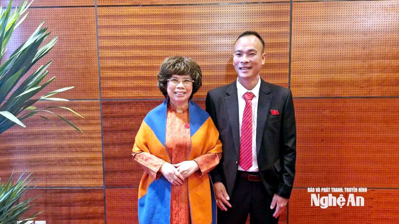 Anh Trần Quý Bảo chụp ảnh cùng Anh hùng Lao động Thái Hương tại Đại hội Thi đua yêu nước toàn quốc. Ảnh NVCC