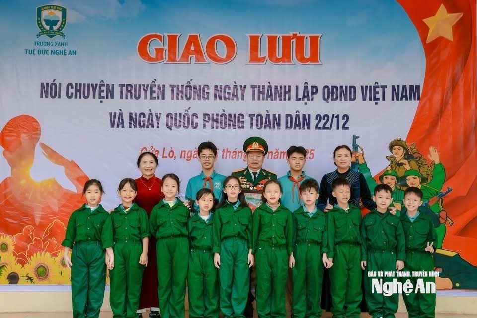 Cựu chiến binh Phạm Thành Tâm tham gia giao lưu, nói chuyện truyền thống với cô, trò Trường Xanh Tuệ Đức. Ảnh TXTĐ