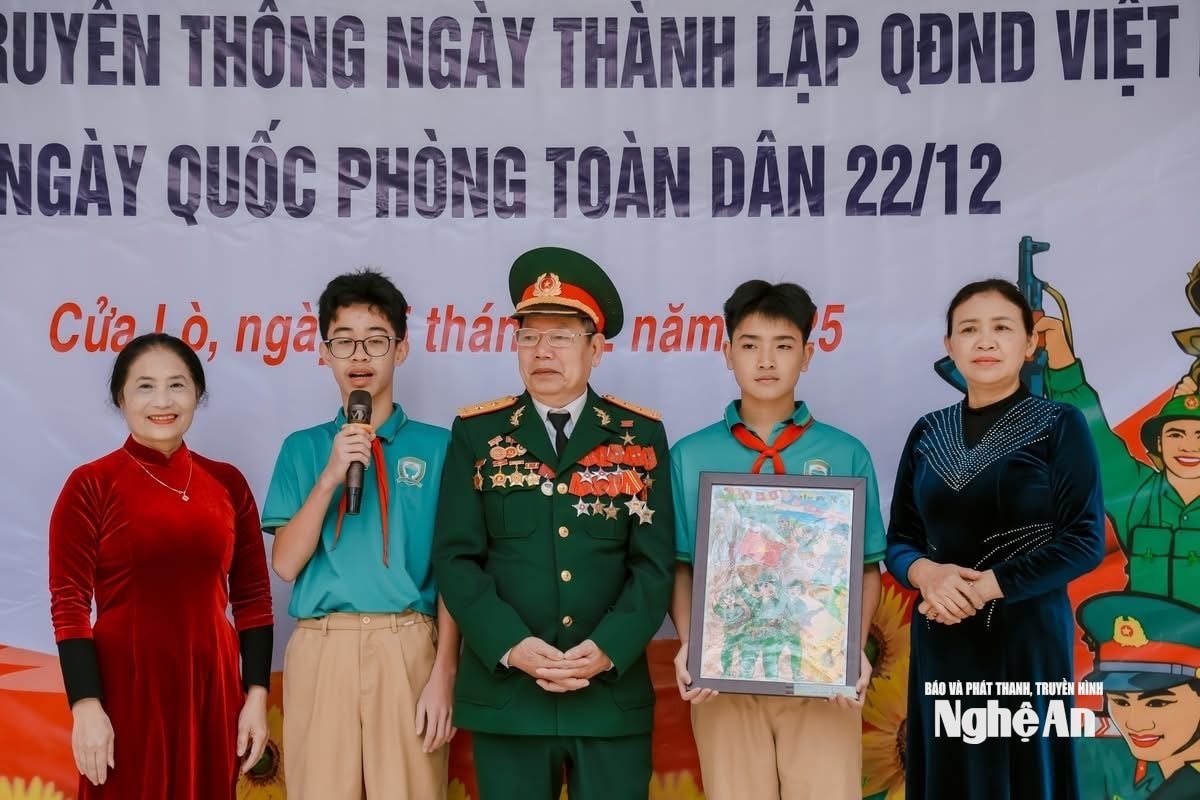 Cựu chiến binh Phạm Thành Tâm tham gia giao lưu, nói chuyện truyền thống với cô, trò Trường Xanh Tuệ Đức. Ảnh TXTĐ2