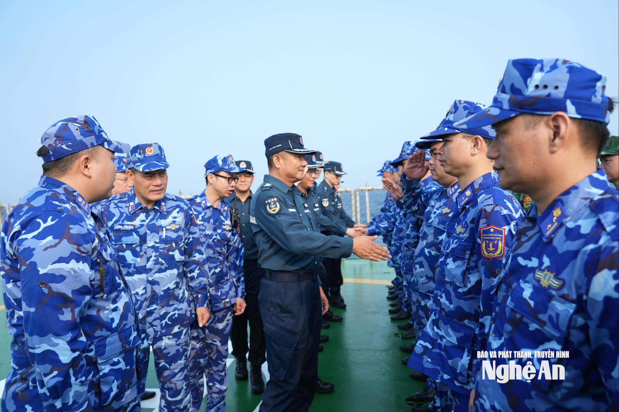 Đại tá Chiêm Đạt Đông - Phó Cục trưởng Phân cục Nam Hải chào xã giao các đồng chí trong đoàn công tác Cảnh sát biển Việt Nam