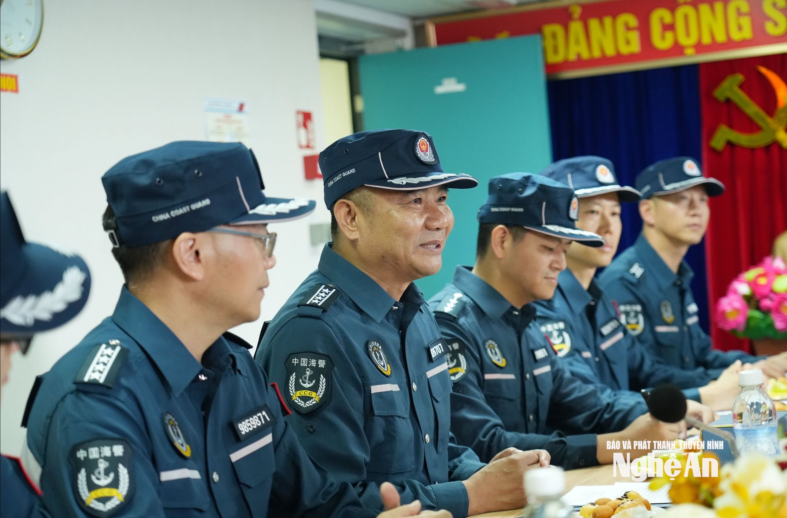 Đại tá Chiêm Đạt Đông - Phó Cục trưởng Phân cục Nam Hải phát biểu tại hội đàm