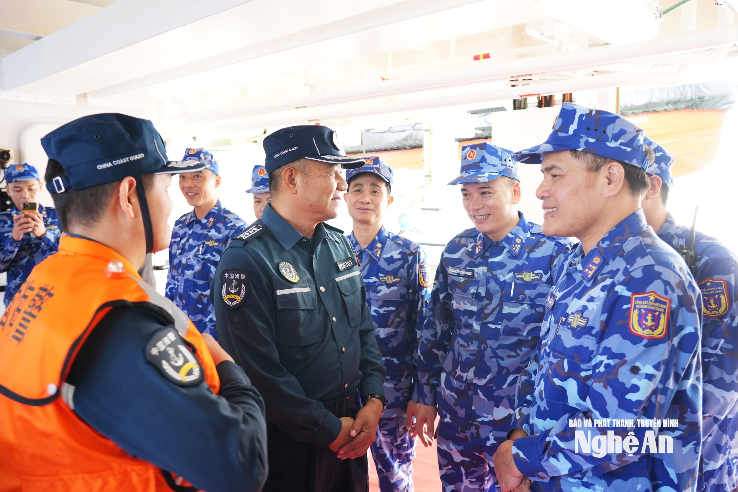 Đại tá Lương Cao Khải (bìa phải) - Phó Tư lệnh, Tham Mưu trưởng Bộ Tu lệnh Vùng Cảnh sát biển 1 đón đoàn công tác Trung Quốc (1)