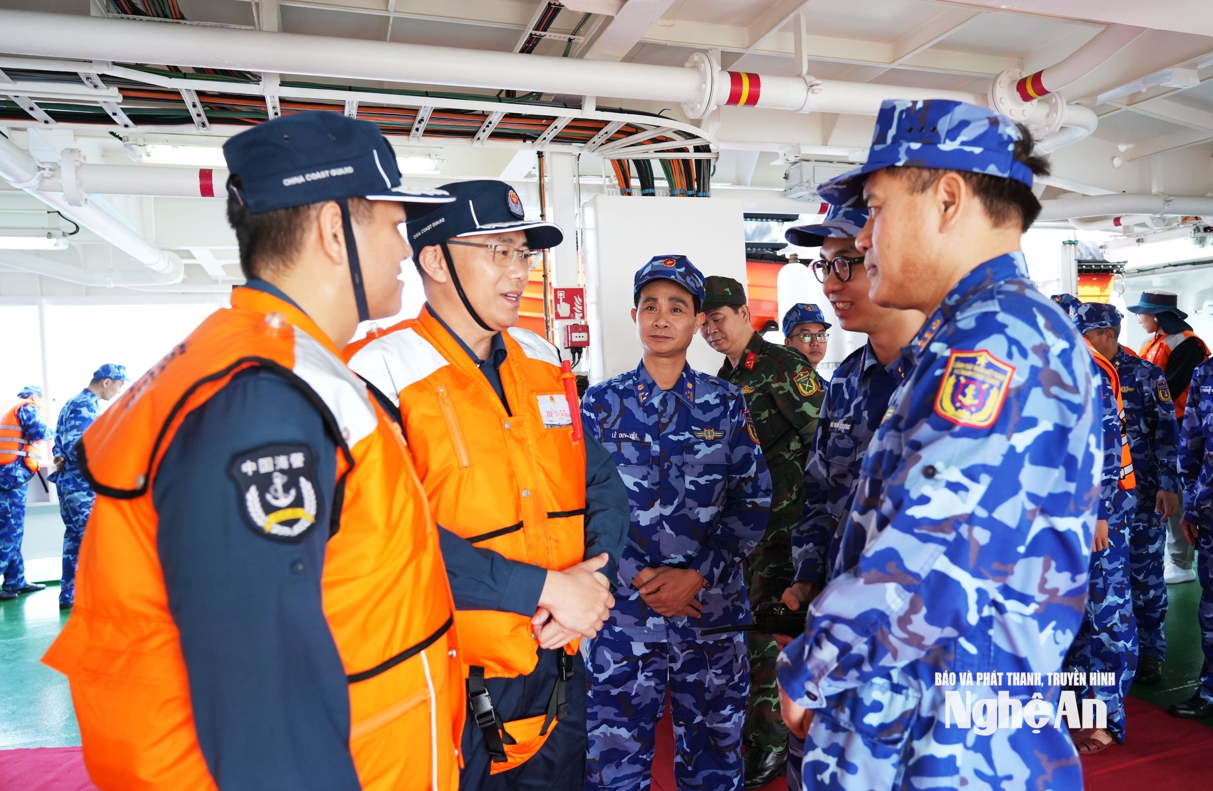 Đại tá Lương Cao Khải thăm hỏi, động viên các thành viên đoàn Cảnh sát biển Trung Quốc trước khi bước vào tuần tra liên hợp