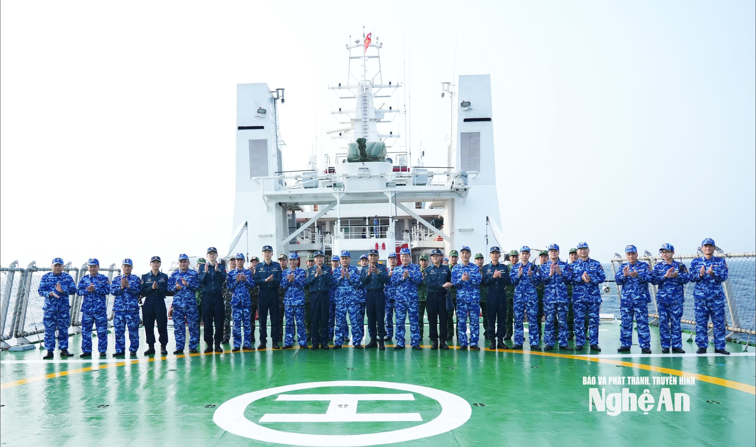 Đoàn công tác Cảnh sát biển hai nước chụp ảnh lưu niệm trên tàu kỳ hạm 8004 của Cảnh sát biển Việt Nam