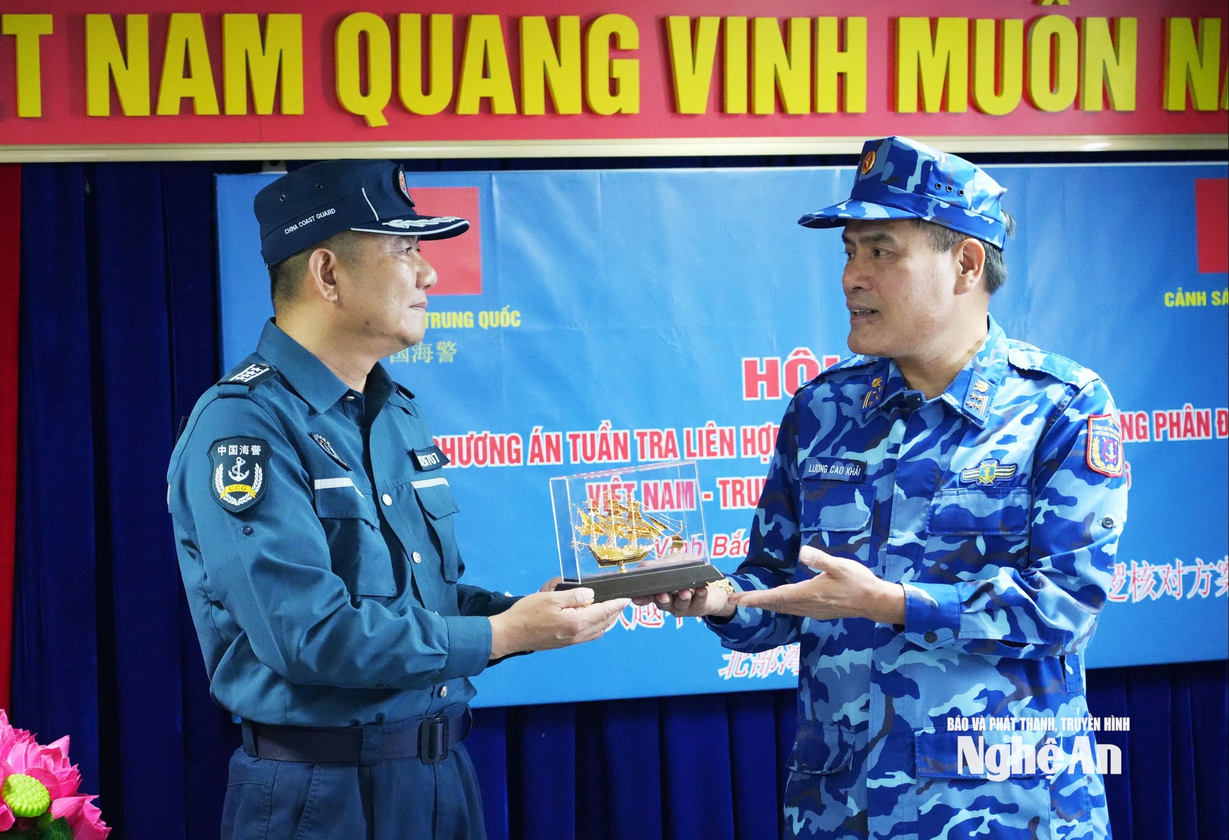 Đồng chí Đại tá Lương Cao Khải tặng quà tới Đại tá Chiêm Đạt Đông
