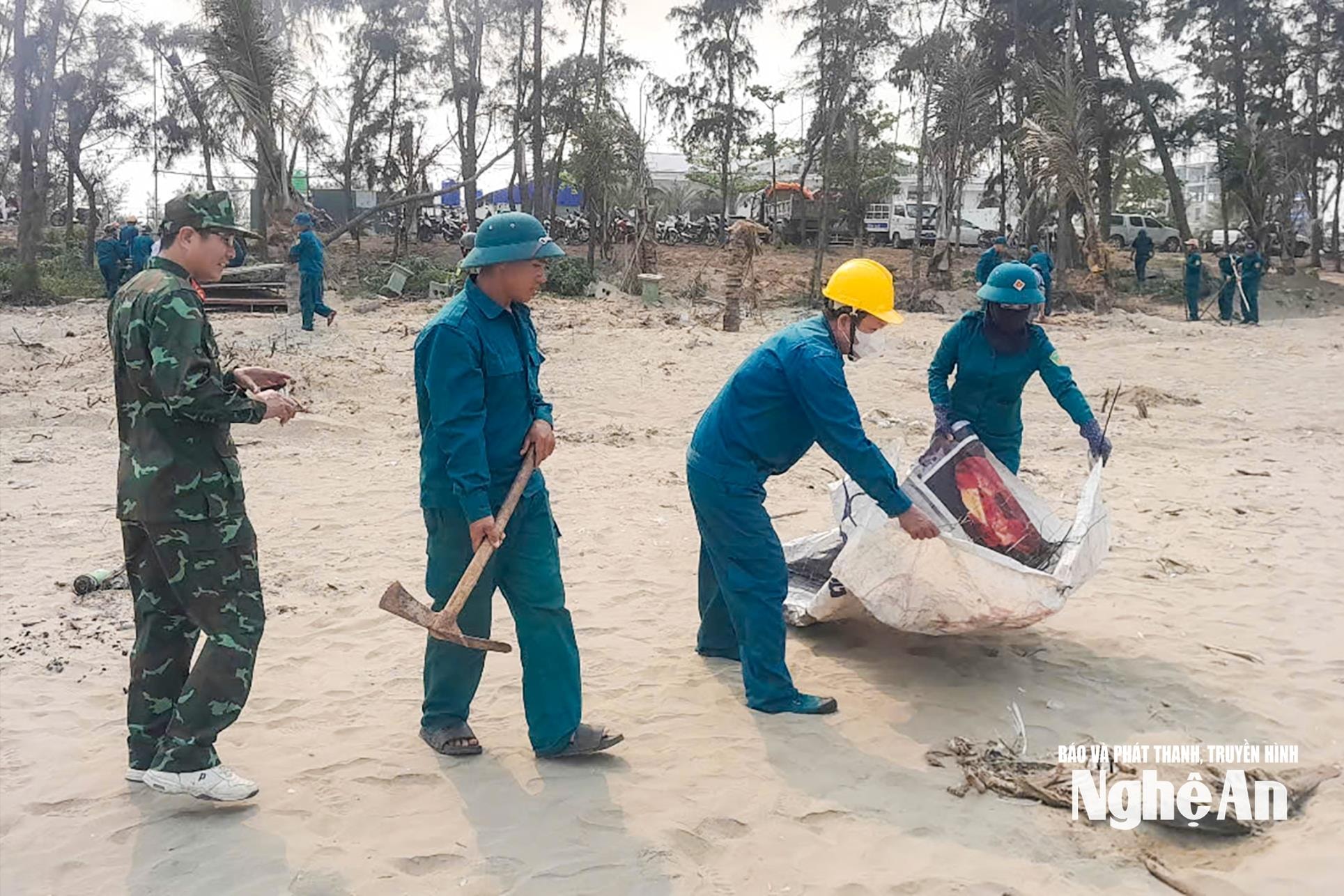 Des forces de la commune de Quynh Phu ont lancé une campagne de nettoyage de l'environnement de la plage de Quynh Nghia.