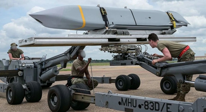 Tên lửa AGM-158 JASSM-ER được trưng bày với thiết kế tàng hình góc cạnh.