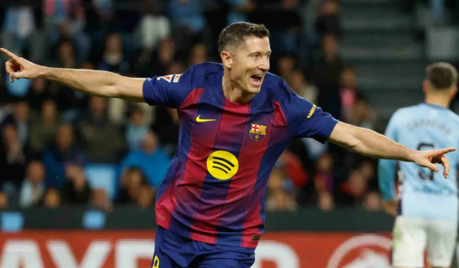 Tiền đạo Robert Lewandowski ăn mừng bàn thắng trong màu áo Barcelona tại đấu trường La Liga.