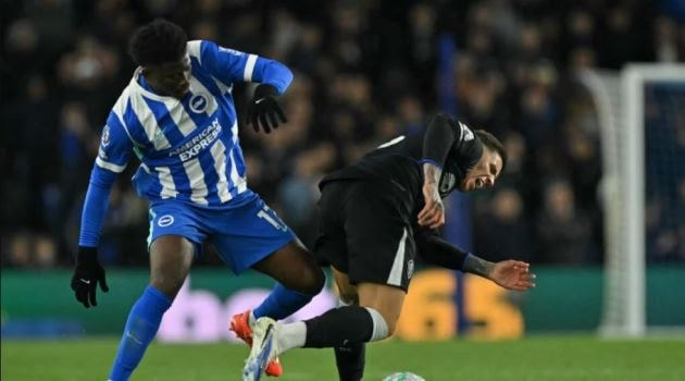 Carlos Baleba thi đấu thăng hoa trước Chelsea trong màu áo Brighton.