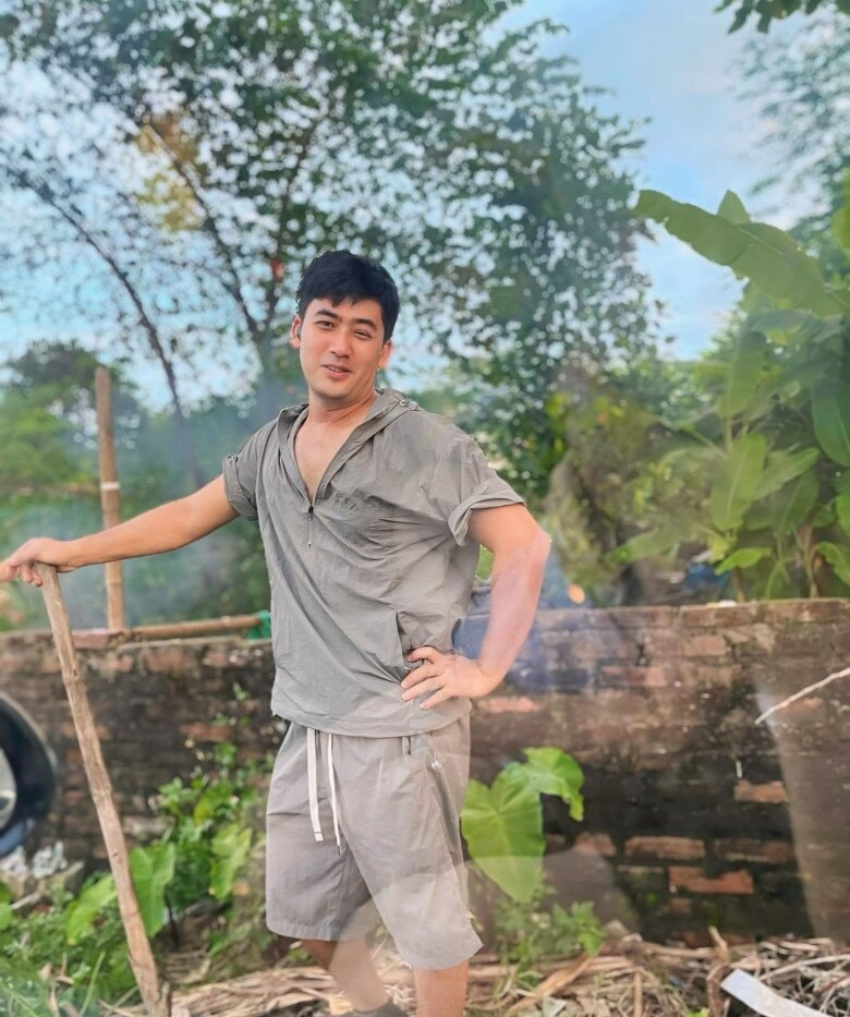 Thường ngày anh trồng rau, nuôi cá.