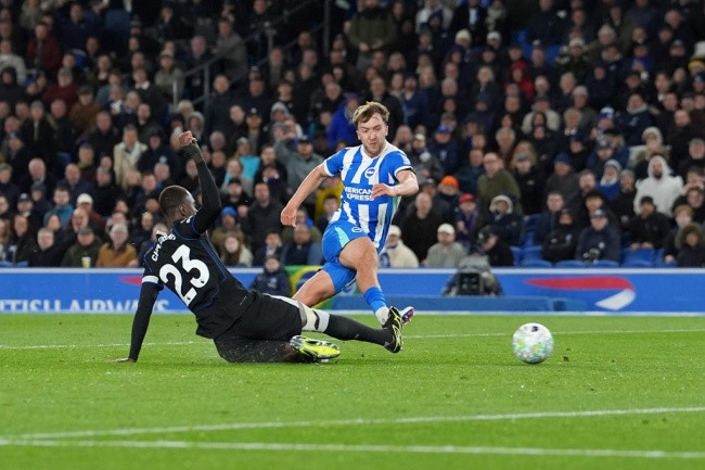 Trevoh Chalobah cứu thua ngay trên vạch vôi cho Chelsea.
