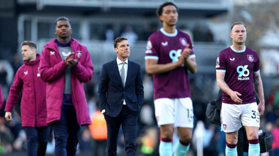 Cầu thủ Burnley thất vọng trên sân tập trước trận gặp Manchester City.