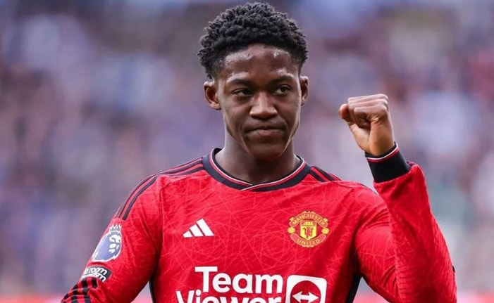 Kobbie Mainoo cam kết tương lai lâu dài với Manchester United