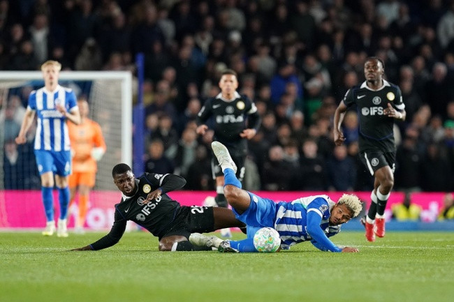 Moises Caicedo mắc lỗi dẫn đến bàn thua thứ hai của Chelsea.
