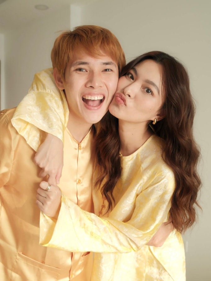 Cặp đôi diện trang phục áo bà ba truyền thống đồng điệu trong dịp Tết.
