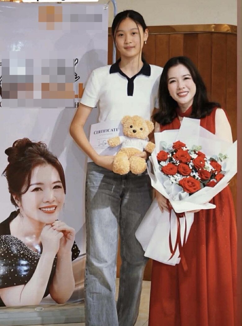 Tiểu Panda có khí chất dịu dàng, đam mê nghệ thuật.