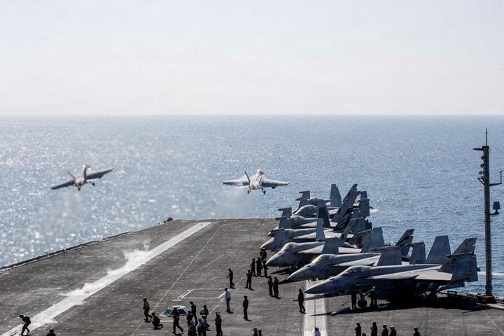 Tiêm kích F/A-18 Super Hornet cất cánh từ tàu sân bay USS Abraham Lincoln hỗ trợ chiến dịch quân sự.