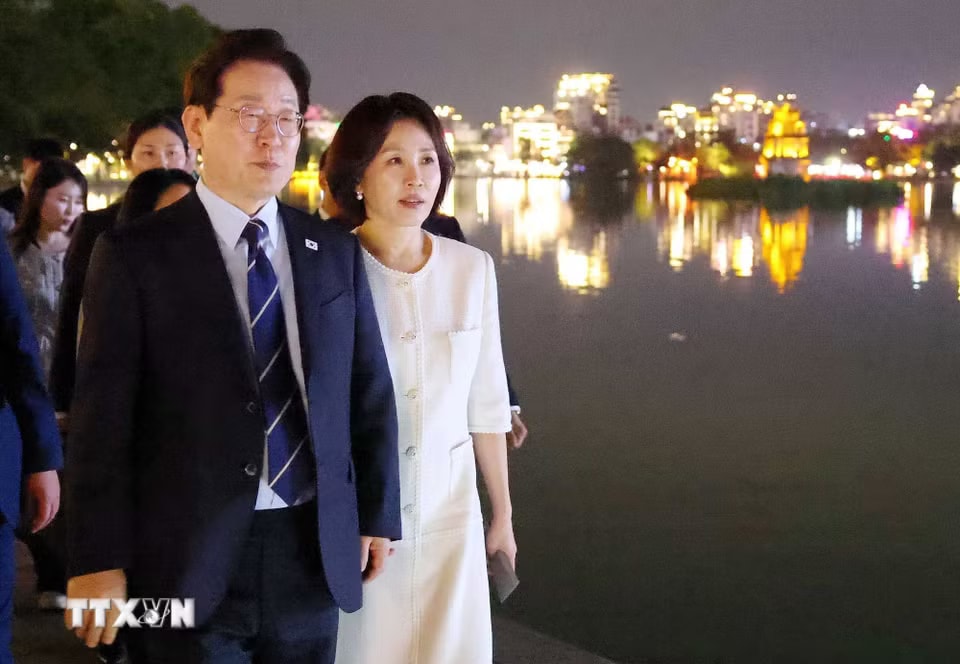 Tổng thống Hàn Quốc Lee Jae Myung và Phu nhân Kim Hae Kyung có những phút giây thư giãn bên hồ Hoàn Kiếm. (Ảnh: Phạm Kiên/TTXVN)