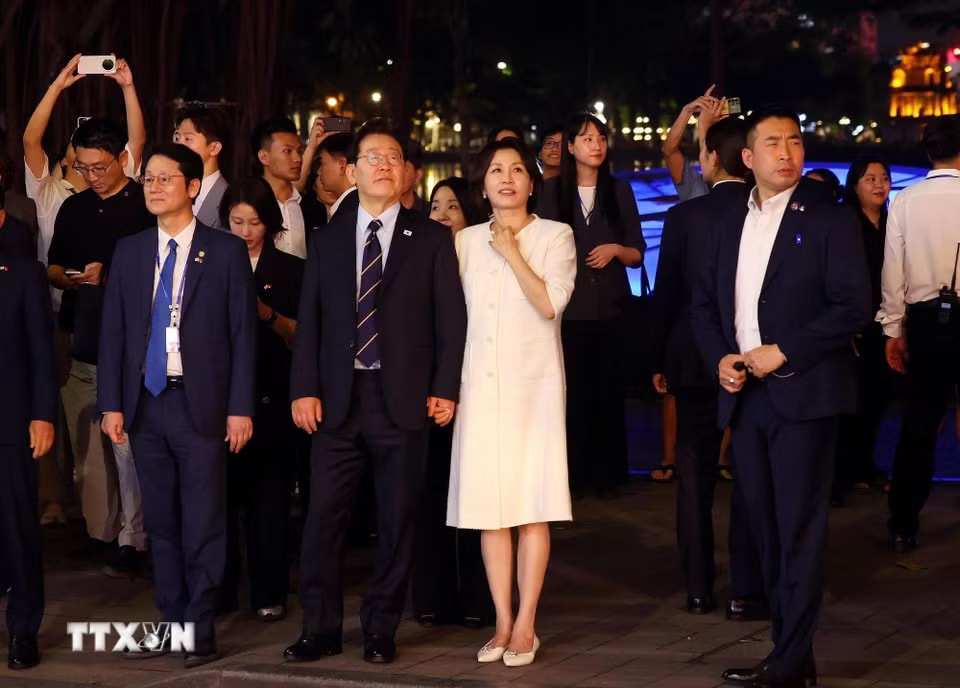 Tổng thống Hàn Quốc Lee Jae Myung và Phu nhân Kim Hae Kyung có những phút giây thư giãn bên hồ Hoàn Kiếm. (Ảnh: Phạm Kiên/TTXVN)
