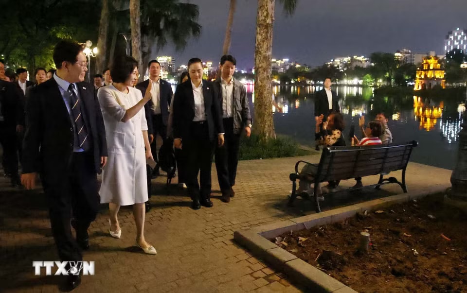 Tổng thống Hàn Quốc Lee Jae Myung và Phu nhân Kim Hae Kyung vẫy chào người dân Thủ đô bên hồ Hoàn Kiếm. (Ảnh: Phạm Kiên/TTXVN)
