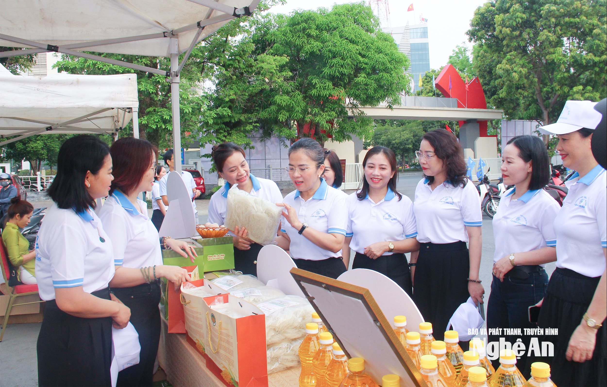 Các đại biểu tham quan gian hàng sản xuất sạch do phụ nữ làm chủ được trưng bày tại lễ phát động. Ảnh: Mai Hoa