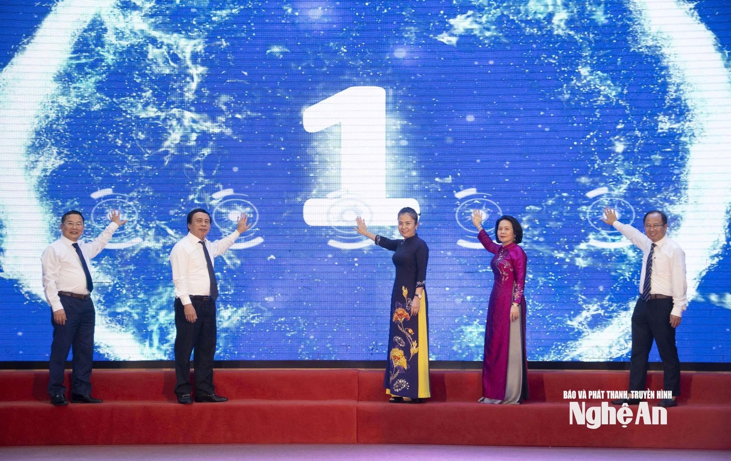 Các đại biểu thực hiện nghi thức ra mắt hệ thống dữ liệu số ngành Công Thương. Ảnh: Trần Lịch 