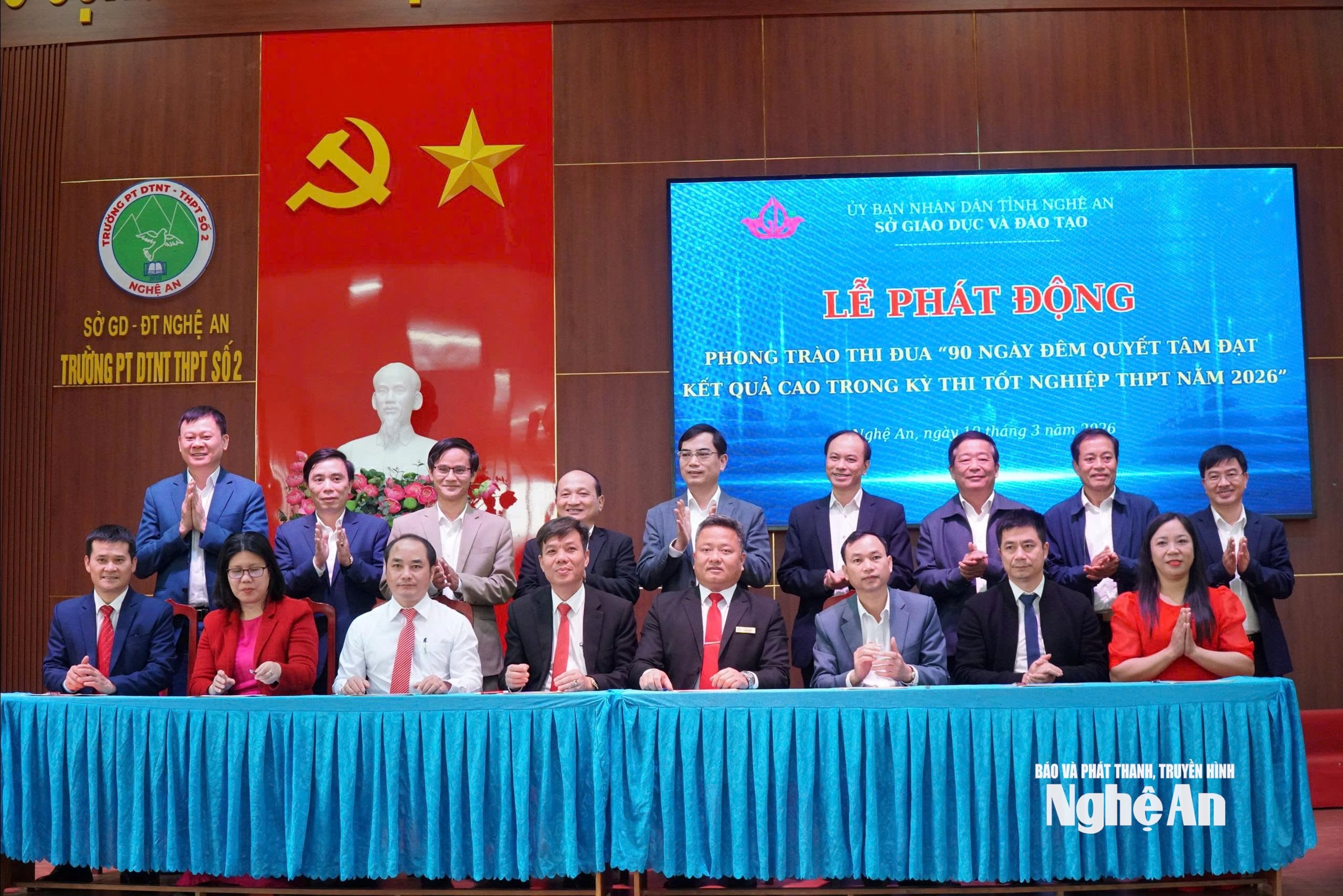 Giám đốc Sở Giáo dục và Đào tạo Nguyễn Văn Khoa chứng kiến lễ ký cam kết của các nhà trường. Ảnh - Mỹ Hà