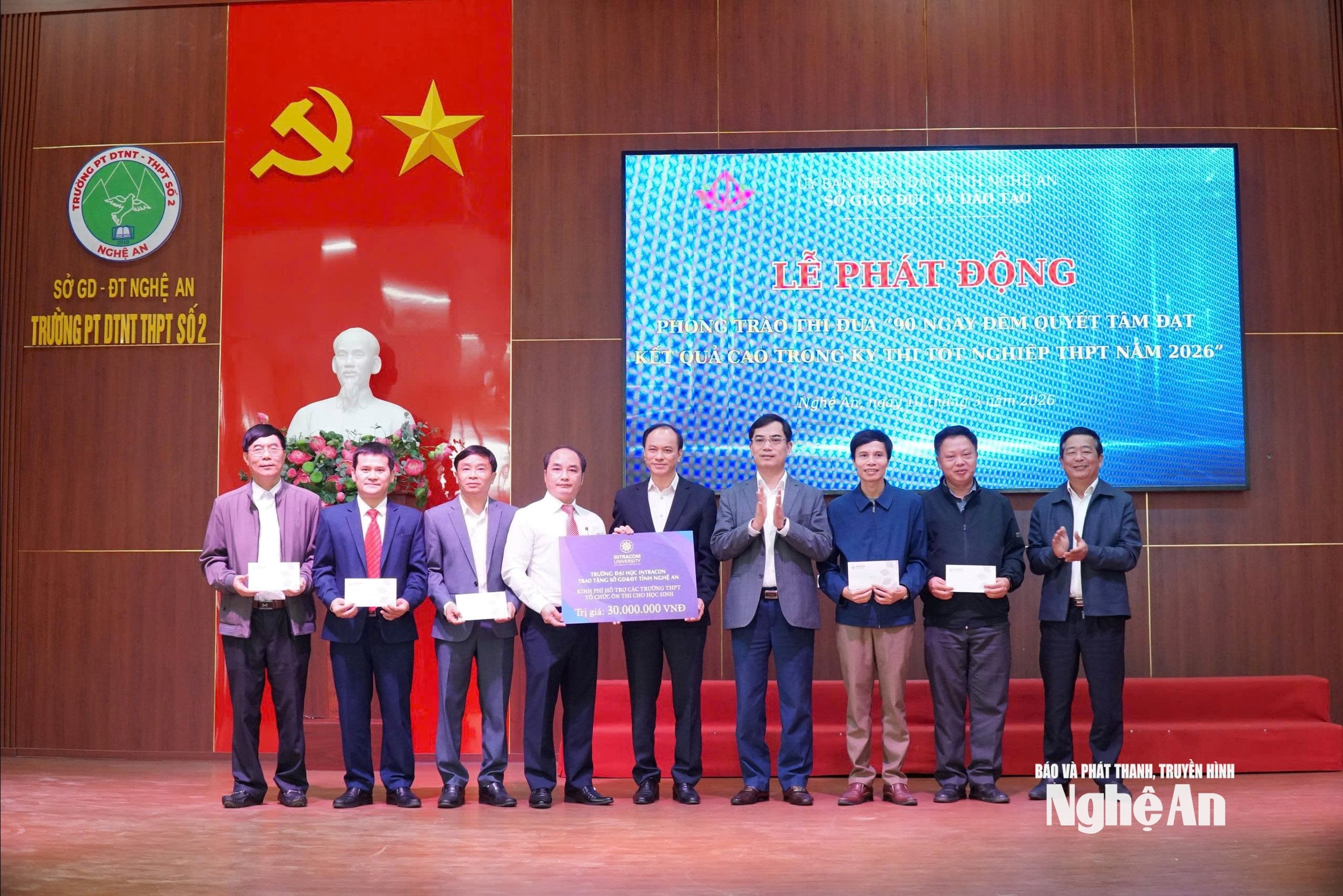 Giám đốc Sở Giáo dục và Đào tạo Nguyễn Văn Khoa trao quà hỗ trợ các trường ôn thi tốt nghiệp THPT năm 2026. Ảnh - Mỹ Hà