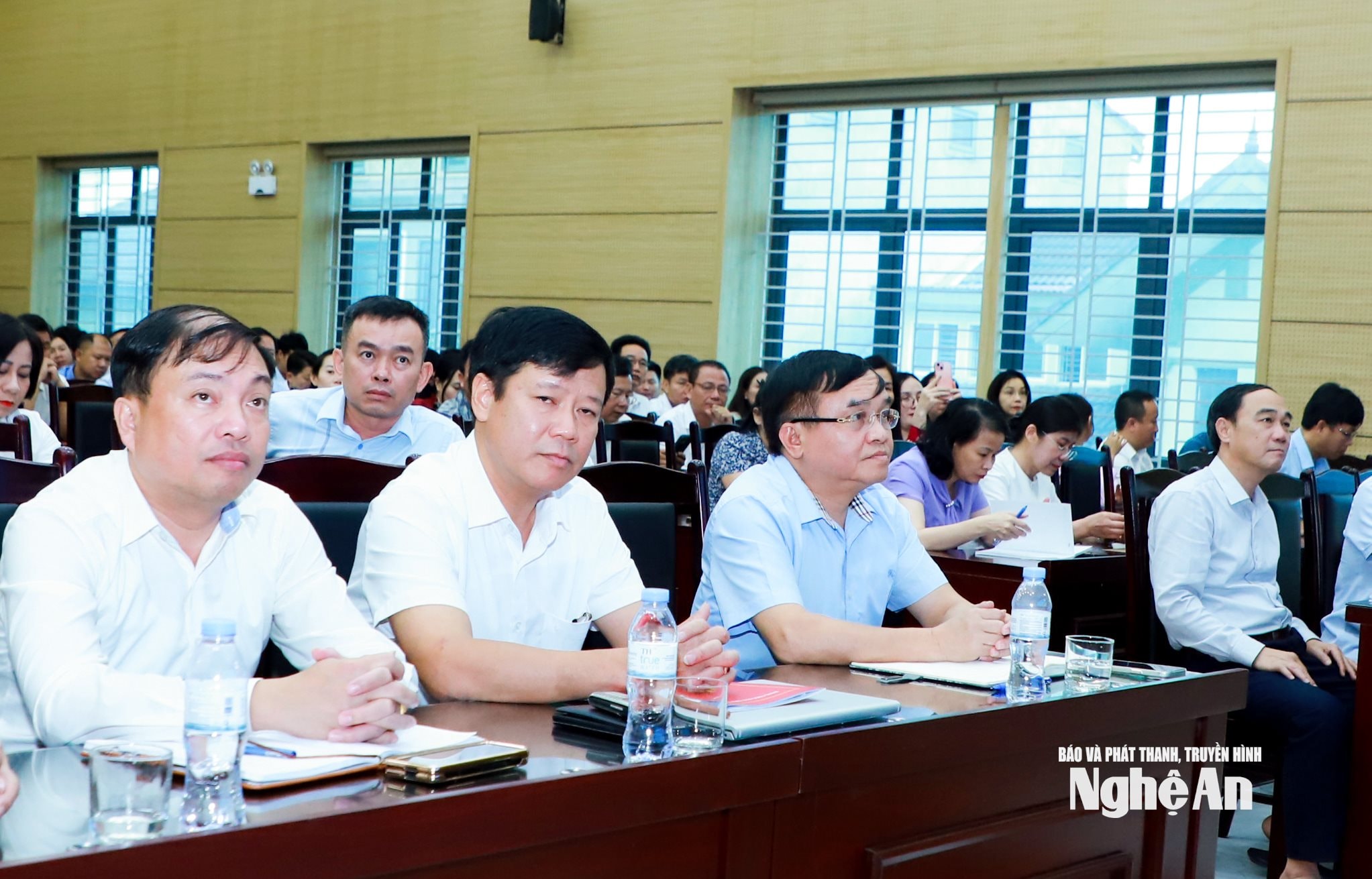 Đồng chí Ngọc Kim Nam - Ủy viên Ban Thường vụ Tỉnh ủy, Trưởng ban Tuyên giáo và Dân vận Tỉnh ủy; cùng lãnh đạo một số ban, sở, ngành dự hội nghị. Ảnh: Thành Duy