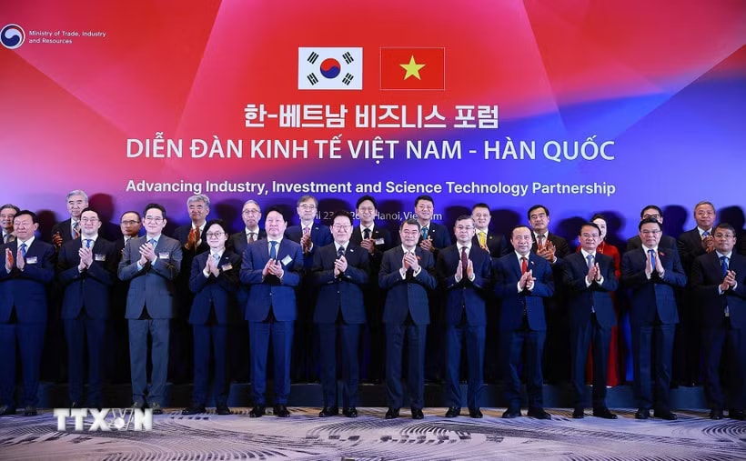 Thủ tướng Lê Minh Hưng và Tổng thống Hàn Quốc Lee Jae Myung cùng các đại biểu dự Diễn đàn kinh tế Việt Nam-Hàn Quốc. (Ảnh: Dương Giang/TTXVN)