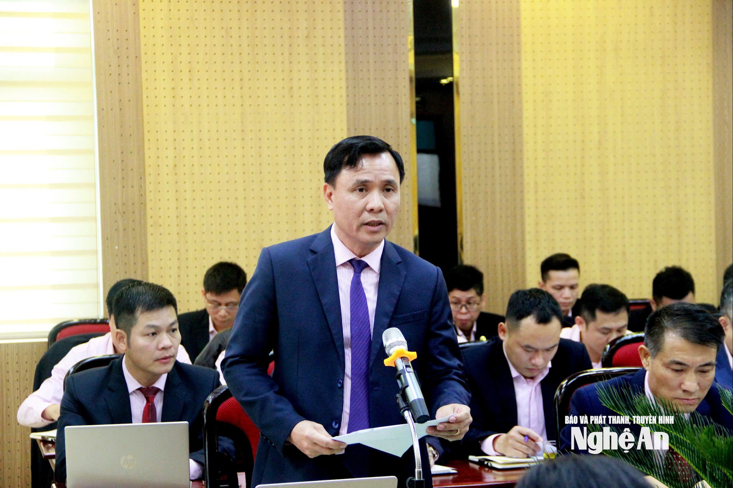 Giám đốc HOàng Xuân Thủy báo cáo tại cuộc làm việc với đoàn công tác Ngân hàng CSXH Trung ương tháng 1.2026