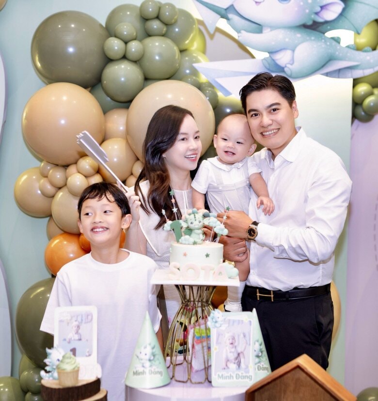 Con trai đầu lòng của nữ diễn viên yêu thương em chung nửa huyết thống.