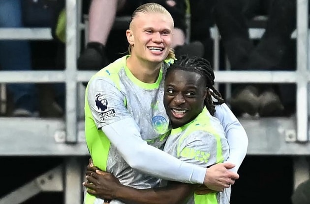 Man City có chiến thắng quan trọng trước Burnley để leo lên vị trí đầu bảng.