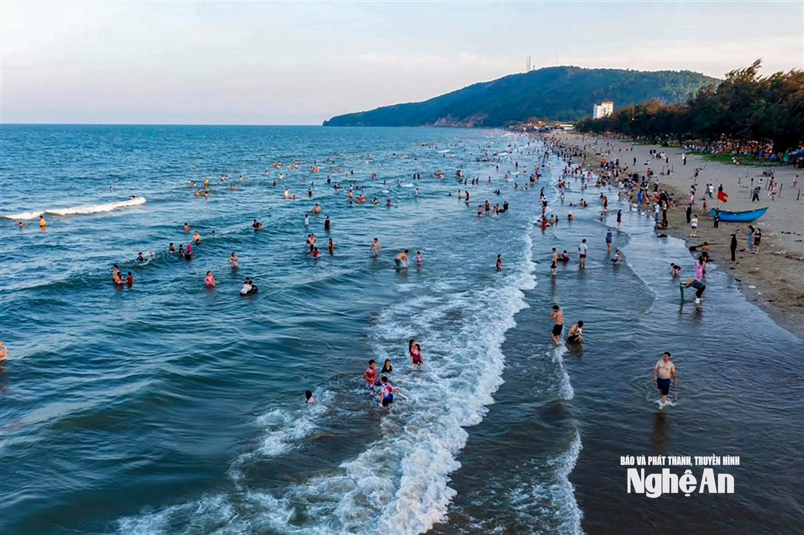 La plage de Quynh Nghia accueille les visiteurs.