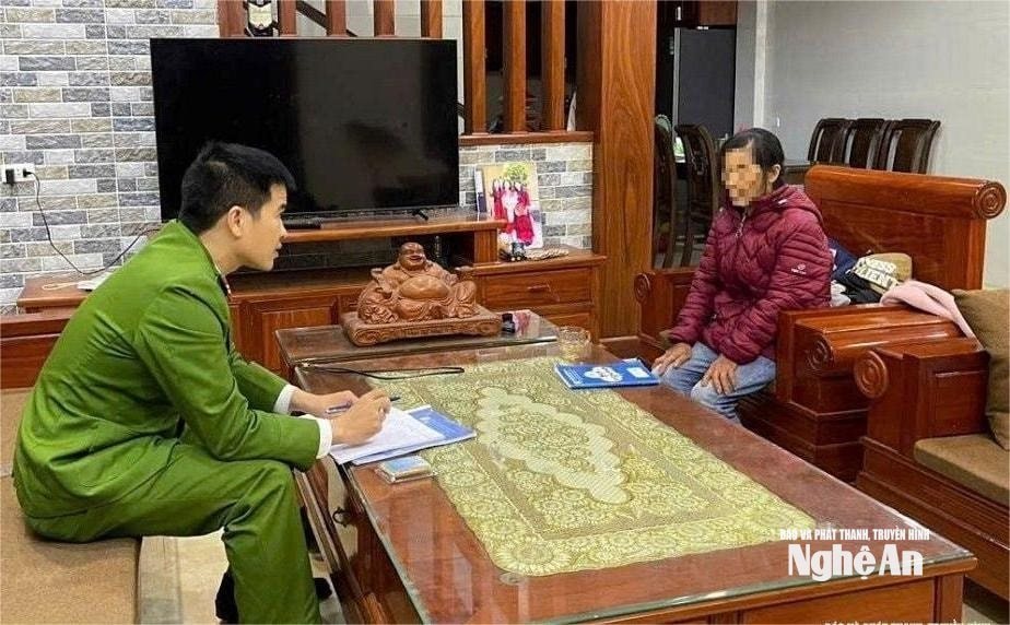 Công an phường Vinh Hưng kịp thời ngăn chặn nạn nhân chuyển tiền cho đối tượng tự xưng là nhân viên viễn thông. Ảnh Bùi Thiêm