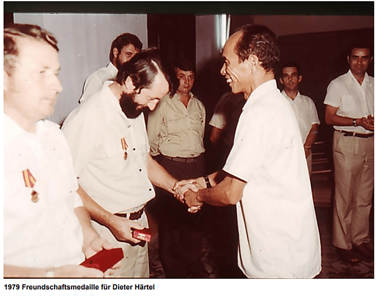 Các chuyên gia Đức nhận Huy chương Hữu nghị, do nhà nước Việt Nam trao tặng, năm 1979 (Ảnh do các chuyên gia Đức chụp)
