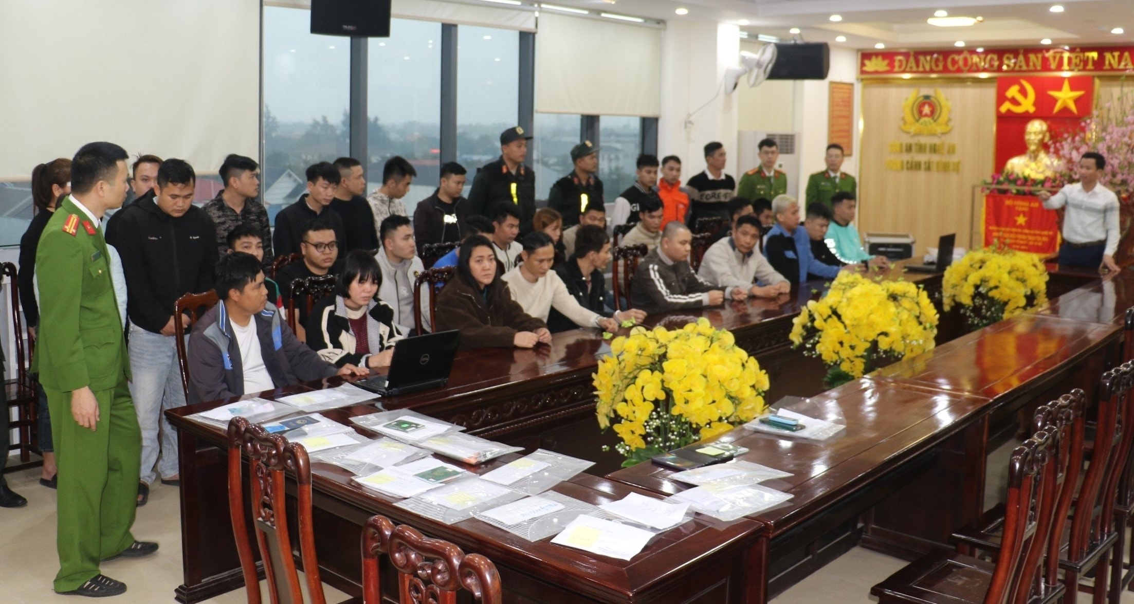 Đấu tranh chuyên án bắt 50 đối tượng sử dụng công nghệ cao, giả danh cán bộ tư pháp để lừa đảo chiếm đoạt tài sản của người dân Việt Nam với số tiền hơn 500 tỷ đồng. Ảnh Văn Hậu